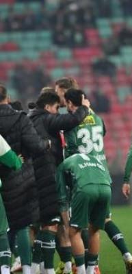 2. Lig ekibi binlerce seyircisi &ouml;n&uuml;nde liderliği geri aldı