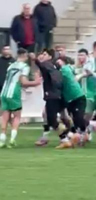 Yeşil saha boks ringine d&ouml;nd&uuml;! Futbolculardan yumruk yumruğa kavga