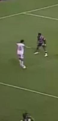 Brezilyalı futbolcuya '&ccedil;alım' dersi! Bu kartı hi&ccedil; unutamayacak