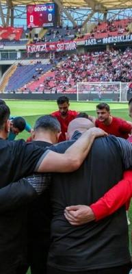 S&uuml;per Lig'in eski efsanesi kapanıyor: Futbolcular tesisleri terk etti
