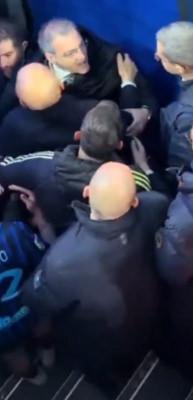 Eski Fenerbah&ccedil;eli Comolli kontrol&uuml; kaybedip hakemin &uuml;st&uuml;ne y&uuml;r&uuml;d&uuml;