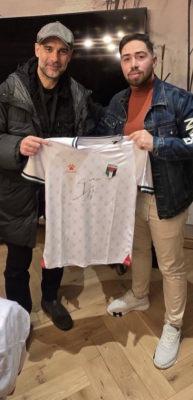 Guardiola, Filistin Milli Takımı'nın formasını imzaladı