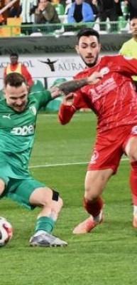 Heyecan son saniyeye kadar s&uuml;rd&uuml;! 7 goll&uuml; d&uuml;elloyu kazanıp yarıştan kopmadılar