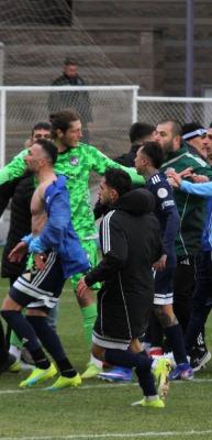 1. Lig ma&ccedil;ında kavga &ccedil;ıktı! Futbolcular birbirine girdi