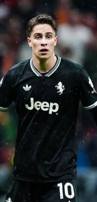 Duvar kağıdıyla g&ouml;n&uuml;lleri fethetmişti! Kenan Yıldız'ın paylaşımına beğeni yağdı