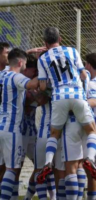 Fenerbah&ccedil;e'nin eski golc&uuml;s&uuml; 45 yaşında atmaya devam ediyor