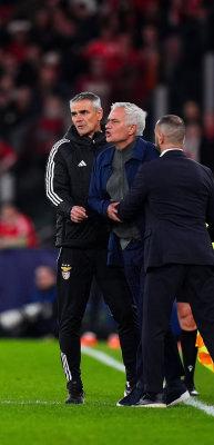 Hakemin &uuml;st&uuml;ne y&uuml;r&uuml;m&uuml;şt&uuml;! Mourinho'nun cezası a&ccedil;ıklandı