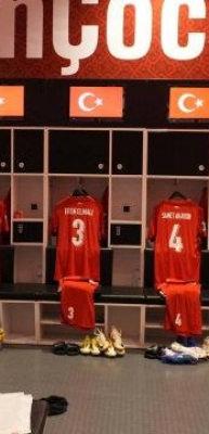 Dolmabah&ccedil;e'de her şey hazır! 'Bizim &Ccedil;ocuklar' tarihi ma&ccedil;ı bekliyor