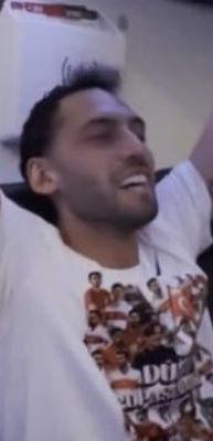 Kaptan Hakan &Ccedil;alhanoğlu'ndan 'Bir oluruz yolunda' performansı