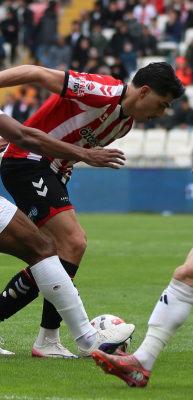 Play-off hedefleyen takıma evinde darbe! 4 goll&uuml; ma&ccedil;ı kazanıp zirveden kopmadılar