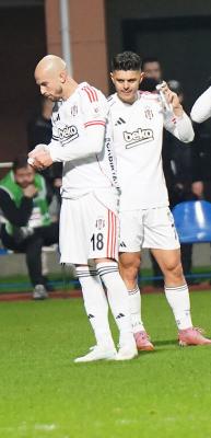 Beşiktaş'ta gen&ccedil; oyuncu 'Diş operasyonu' sebebiyle kadrodan &ccedil;ıkarıldı