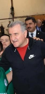 Parkede sevgi kazandı! Bakanı Bak, &ouml;zel sporcularla ma&ccedil; yaptı