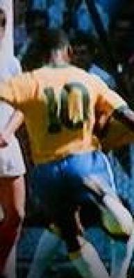 Futbol tutkunları ge&ccedil;mişe gitti! Brezilya efsanesi Pele'nin frikiği kamerada