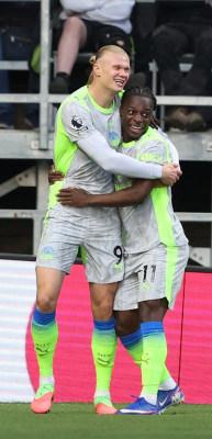 Liderliği alan Manchester City, Burnley'i k&uuml;me d&uuml;ş&uuml;rd&uuml;