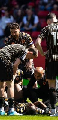 424 g&uuml;n sonra sahalara d&ouml;nd&uuml;! 11 dakikada yine sakatlandı