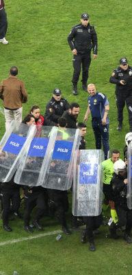 Play-off ma&ccedil;ında saha karıştı! Soyunma odasına polis kalkanlarıyla gittiler