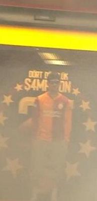 Galatasaray'ın Alman yıldızı sahneye Tarkan şarkısıyla &ccedil;ıktı