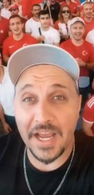 Milli Takım i&ccedil;in seslendirdi: Al &ouml;n&uuml;ne kaleyi!
