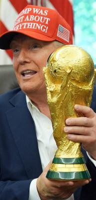 D&uuml;nya Kupası finalinde Donald Trump'a &ouml;zel cam koruma!