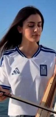 Forma tanıtımındaki kemen&ccedil;e detayı sosyal medyayı karıştırdı