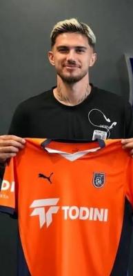 Başakşehir'den ayrıldı! S&uuml;per Lig'in yeni ekibine imza attı