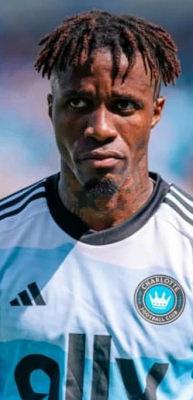 Wilfried Zaha geri d&ouml;n&uuml;yor!