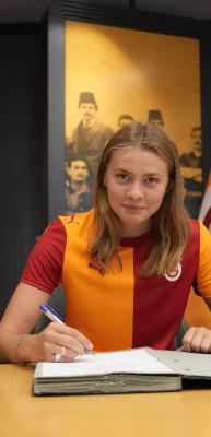Galatasaray orta sahasını g&uuml;&ccedil;lendirdi! Polonyalı yıldız imzayı attı