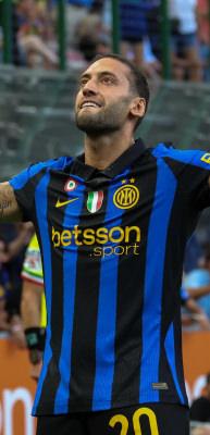  Hakan &Ccedil;alhanoğlu perdeyi a&ccedil;tı! Inter farklı kazandı