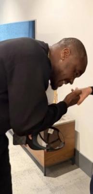 Emenike, Aziz Yıldırım'ı ziyaret etti ve elini &ouml;pt&uuml;
