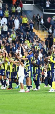 Fenerbah&ccedil;e milli araya moralli girdi!