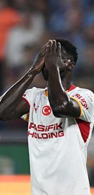 Galatasaray savunması ge&ccedil;en sezonu mumla aratıyor!