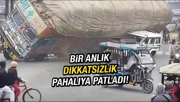 Hindistan'da korkun&ccedil; kaza! Talaş y&uuml;kl&uuml; kamyon aracın &uuml;zerine devrildi