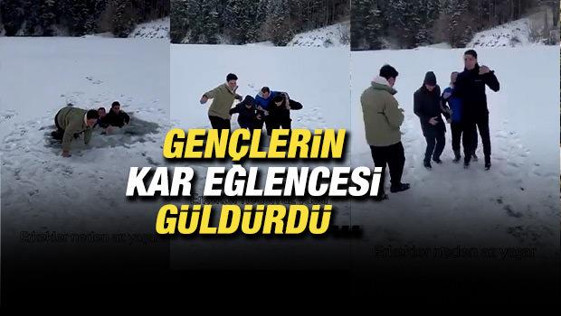 Gen&ccedil;lerin kar eğlencesi buzun kırılmasıyla sona erdi! O anlar hekesi g&uuml;ld&uuml;rd&uuml;