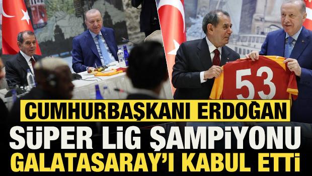 Galatasaray'dan Cumhurbaşkanı Erdoğan'a ziyaret! Forma takdim edildi: Dolmabah&ccedil;e'de dikkat &ccedil;eken kareler